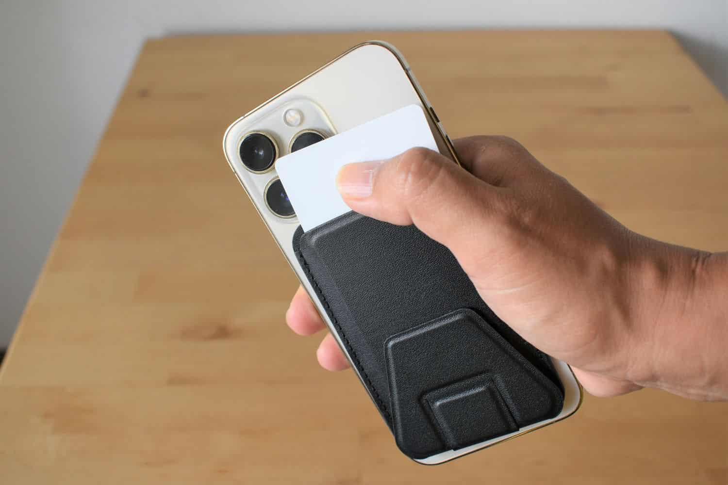 薄型コンパクトにして多才。MagSafe対応スマホスタンドをお試し