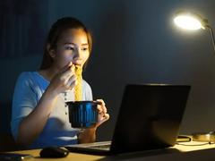 「遅い時間の夕食」が太るのは本当か？ 睡眠の質を左右するボーダーラインとは | ライフハッカー・ジャパン