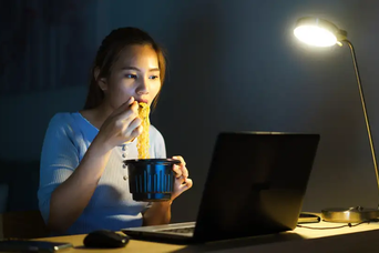 「遅い時間の夕食」が太るのは本当か？ 睡眠の質を左右するボーダーラインとは