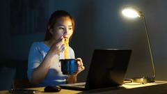 「遅い時間の夕食」が太るのは本当か？ 睡眠の質を左右するボーダーラインとは | ライフハッカー・ジャパン