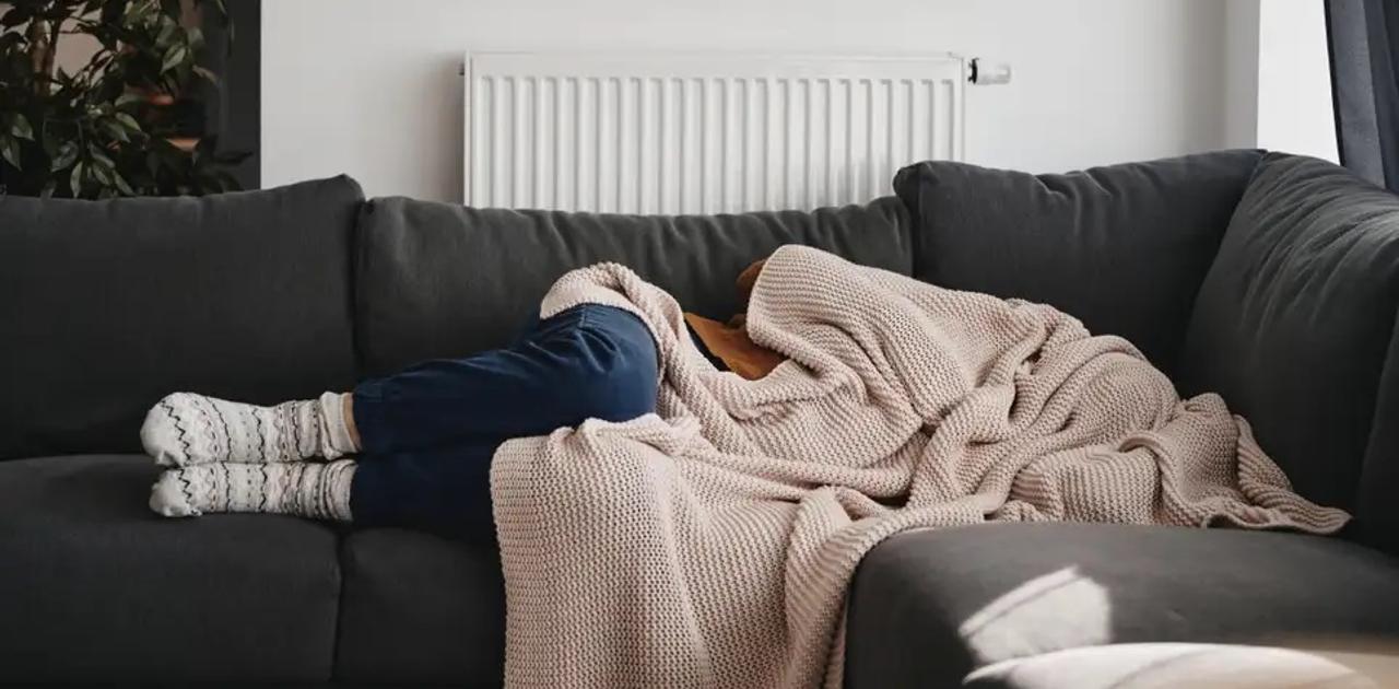 朝までソファでぐっすり快適に眠る5つのコツ ライフハッカー・ジャパン