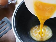 世界の卵料理から学ぶ！ 朝食の卵料理を夕食に格上げする方法 | ライフハッカー・ジャパン