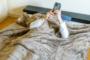 ニトリの画期的な新作「スマホ毛布」を使ってみた！ベッドでの動画タイムがはかどるわけは？