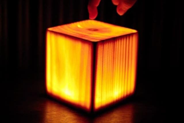 キャンプの夜をスペシャルに演出！ 木目が浮き出る天然ウッド製ランプ