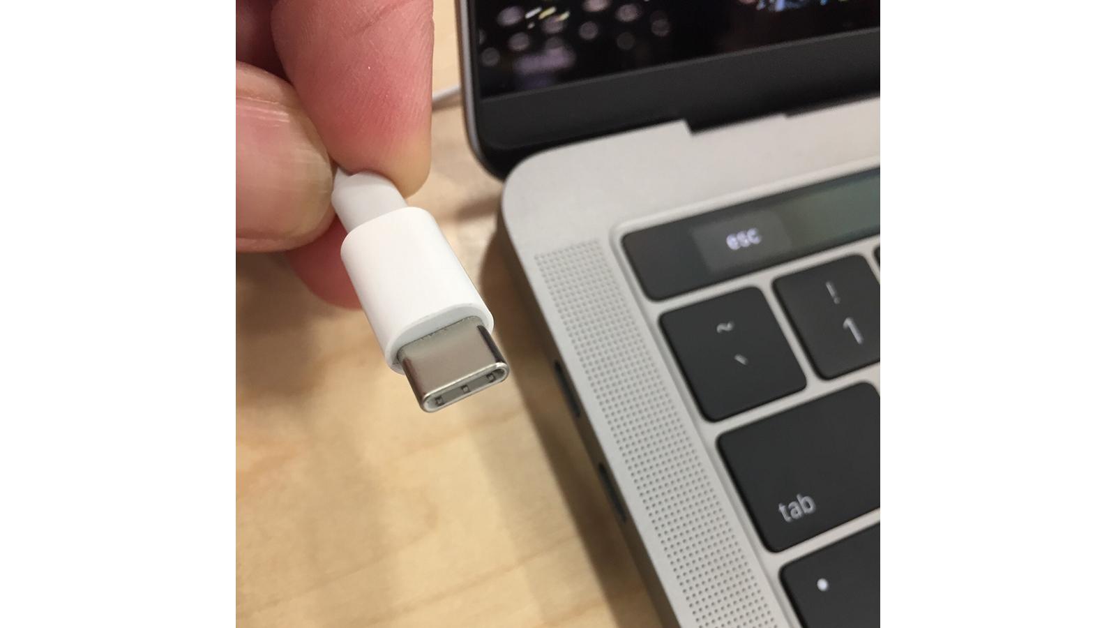 デスクトップ級の環境を再現！サンワのPCスタンド一体型USB-C