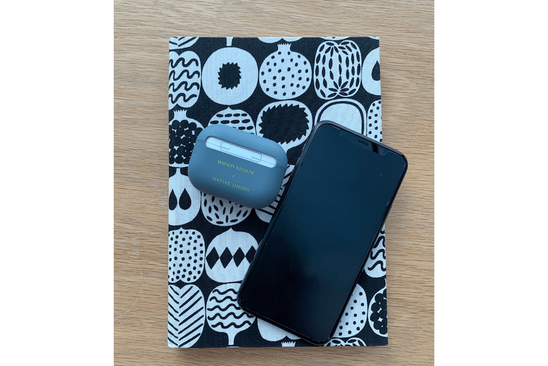 Marimekkoのノート、iPhone 11 Pro、AirPods(MAISON KITSUNEのケース)を愛用