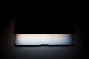 iPadを近づけるだけでノートPCがスリープモードになる!?  理由は意外なパーツにありました