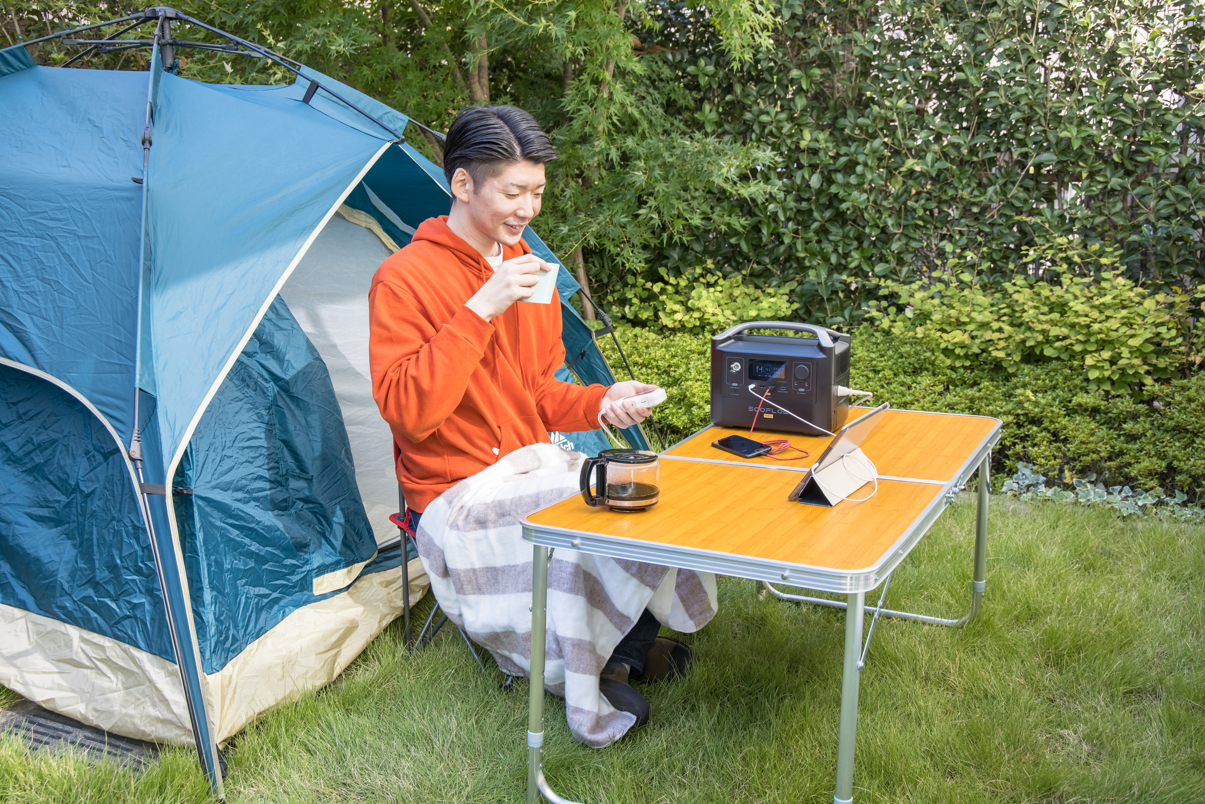 コーヒーを淹れて、タブレットで動画を楽しみ、冷えてきたら電気毛布をかけて…といった使い方も