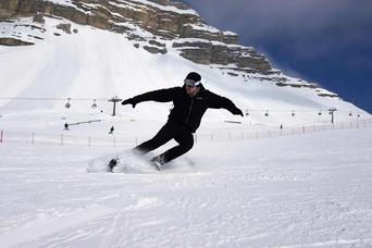 雪上をスケートのように滑る！ 新感覚のスノーギア「snowfeet」はこの冬の新定番