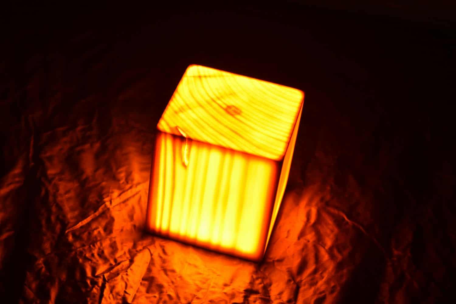 天然無垢材をくり抜いて製作。ナチュラルな木製ランプを試してみた