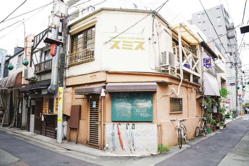 インタビュー場所に指定された「中野BARスミス」。キャラの濃い飲み屋がひしめく中野で、ひっそりと独自のムードを放つ