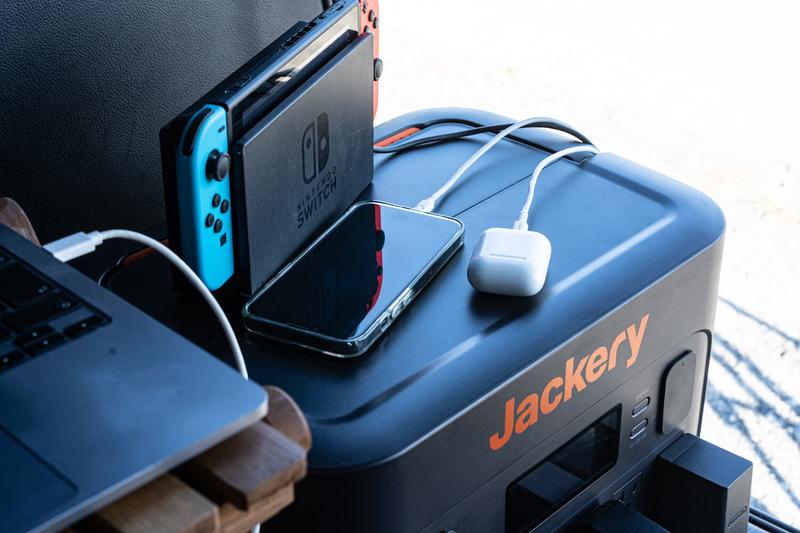 息抜きに持ってきたNintendo Switchは充電がゼロだったため、ついでに充電。仕事の合間にゲームでひといきつけそうです