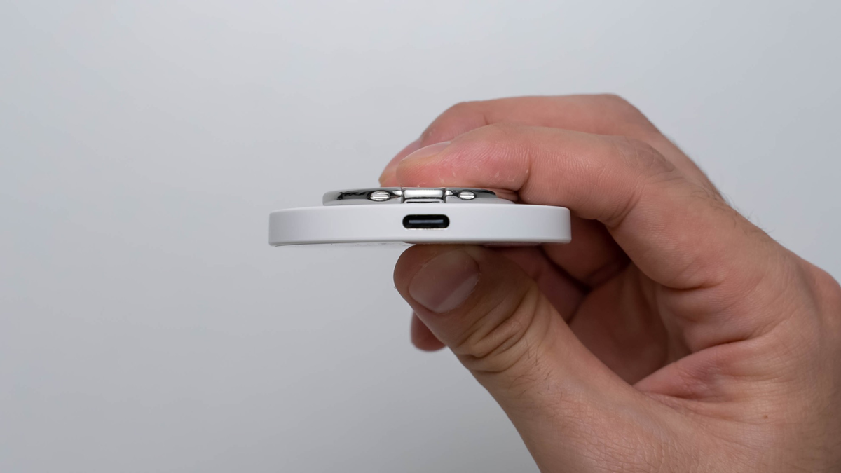 買った時は2万5000円でした。 充電器などの小物は全て揃っています！ hq720.jpg?sqp=-