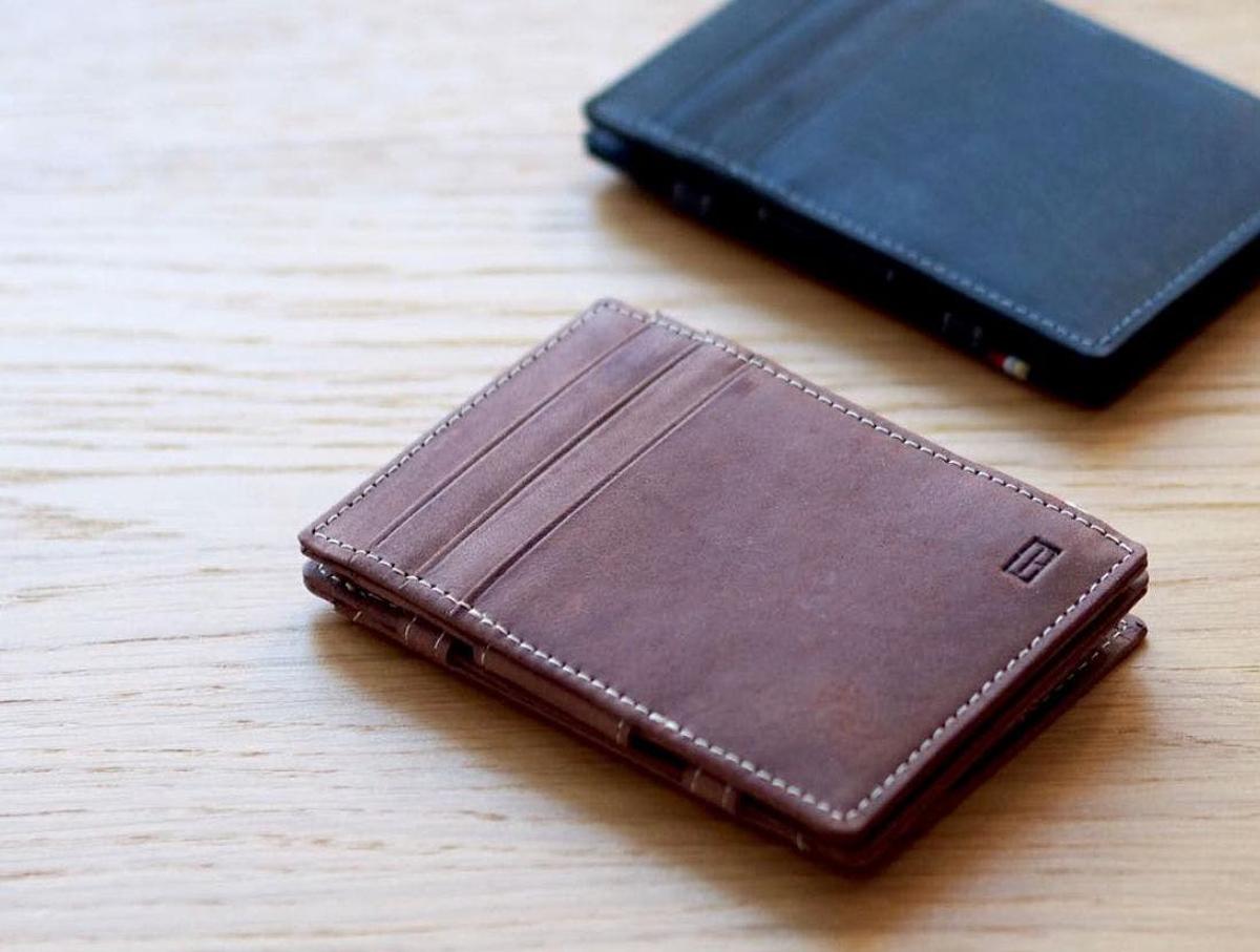 お財布で手品ができる!? お札の収納がユニークな職人仕立ての本革ミニ 