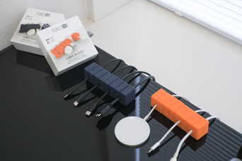 粘着テープ不用。持ち出しても使えるキューブ型ケーブルホルダー「Cable Blocks」を試してみた