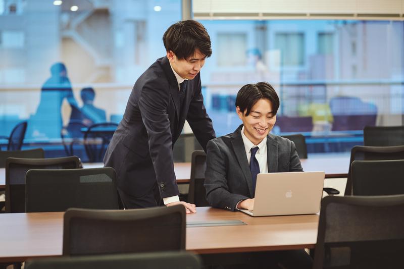 和気藹々とした雰囲気で社員とコミュニケーションを取る野尻さん