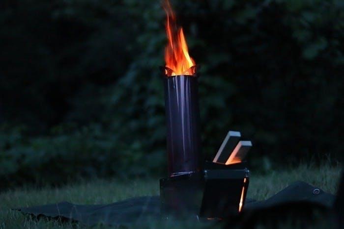 立ち上る炎で調理も暖房も。健全に火遊びを楽しめる国産ロケット
