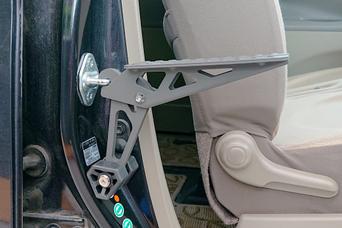 脚立を使わずに、車のルーフキャリアに荷物を積む方法｢車用ドアペダル 折りたたみ式｣