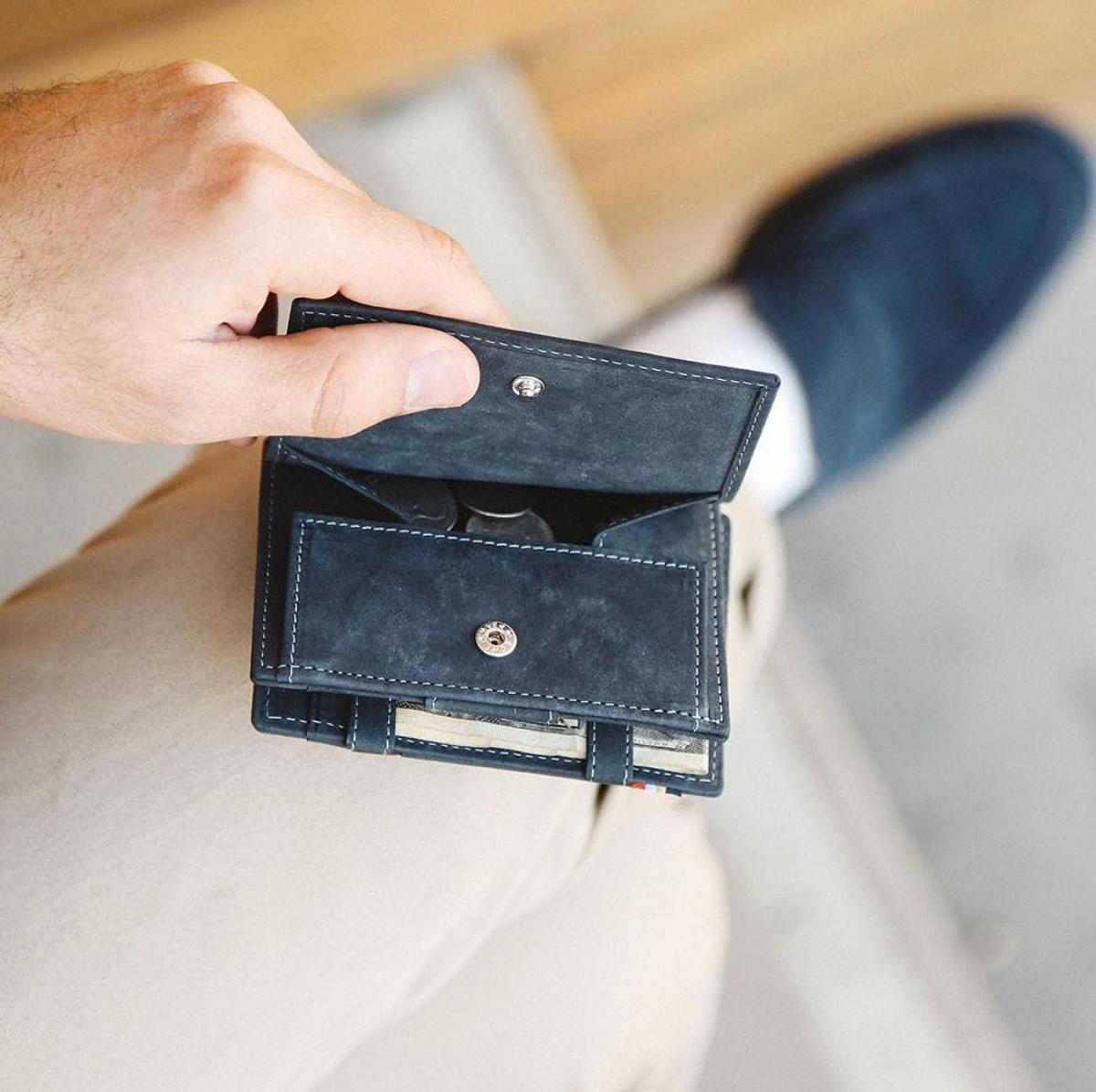 お札が瞬間移動？ ユニークな紙幣収納を備えるバッファローレザー製ミニ財布「マジックコインウォレット」のおトクな先行販売が終了間近 |  ライフハッカー・ジャパン