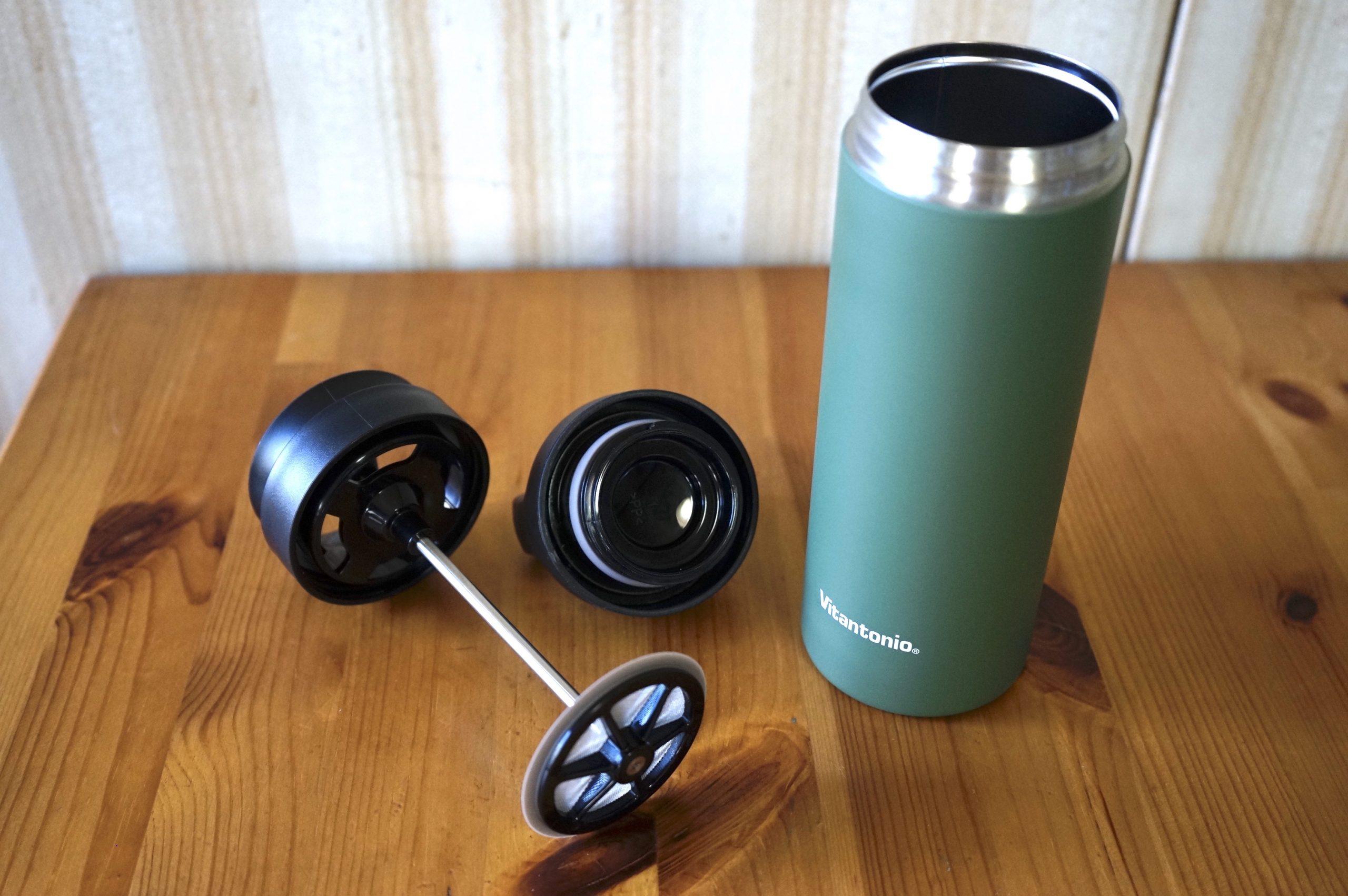 手軽に本格コーヒーが楽しめる！ フレンチプレス搭載ボトルが