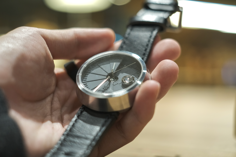 繊細で立体的なコンクリート製の文字盤を備える個性的な機械式自動巻き