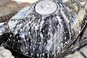 キズを抑えてピカピカに。泡と水圧で汚れを落とす泡洗車を家庭で再現！
