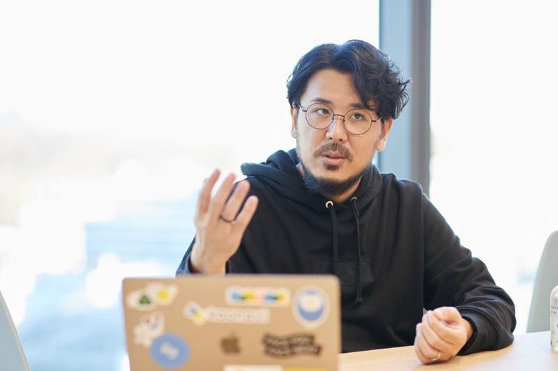 長谷川 亮さん<br>広告代理店を経て、2021年10月に株式会社カオナビに入社。コミュニケーションデザイン室でクリエイティブディレクター/BXデザイナーとして、全社横断のブランディング施策に取り組んでいる。