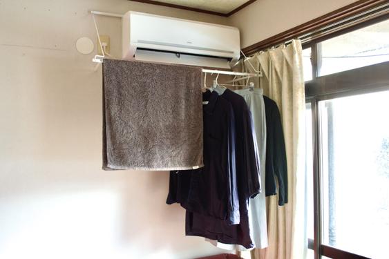 エアコンの風を有効活用！ 洗濯物を効率よく乾かせる物干しを見つけました
