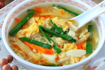 あの万能調味料を使うだけ。簡単あったか具沢山「まろやか酸辣湯」の作り方