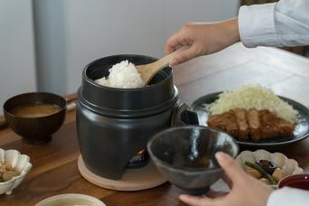 おいしい土鍋ご飯を手軽に卓上で。1合炊きの「有田焼竈門ご飯土鍋」が登場