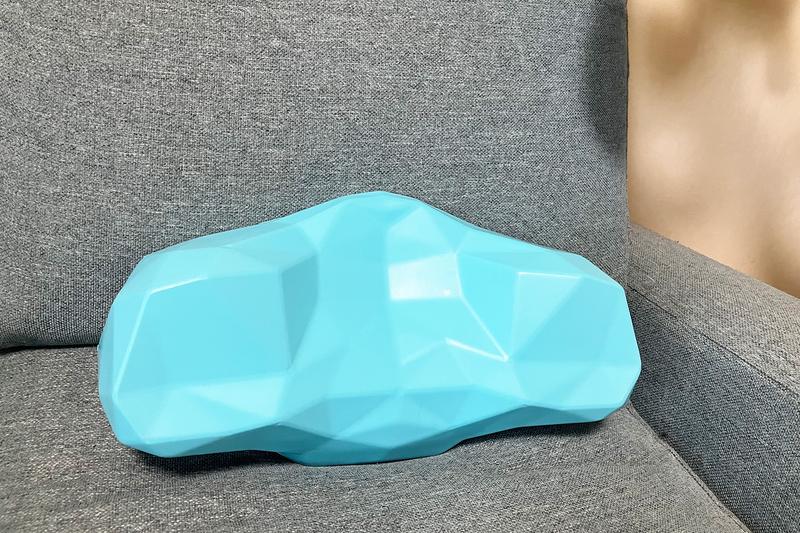 ソファや椅子の背に置いて腰当てとしてつかうのも優秀。座ったときの安定感が違います!
