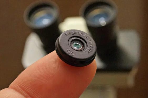 最大800倍の世界をスマホで覗いてみない？ 偏光機能も搭載の顕微鏡レンズ「microHunter PL」