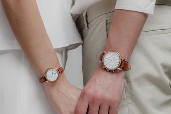 “天然木×ステンレス”の組み合わせが新鮮！ 経年変化であなただけの一点ものになる腕時計