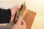 生活にフィットするコンパクト長財布。一枚革構造の「Uno」が使いやすい