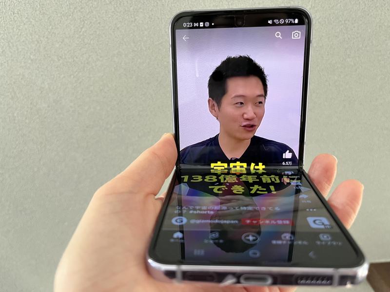 上の画面が下の画面に写り込んじゃってる