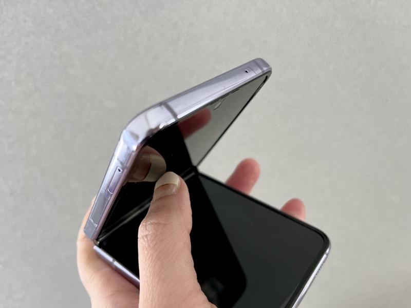 片手でも強めにグイっと押し上げたら開きはするのですが…。180度開くには何度か握り直さなきゃダメだったりもします。 余談ですが、このネイルの前にしていたネイルはチップタイプだったのですが、こんな風にグイっとしていたらとれてしまいました(画面は無事、強いっすね)。