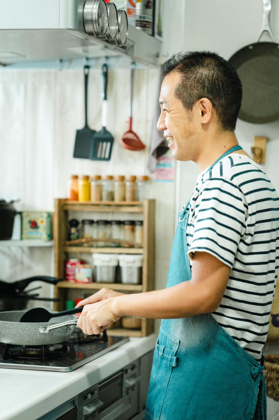 「簡単＆時短＆高コスパ」の鶏肉料理の達人・シゲパピさん。（本書4ページより）