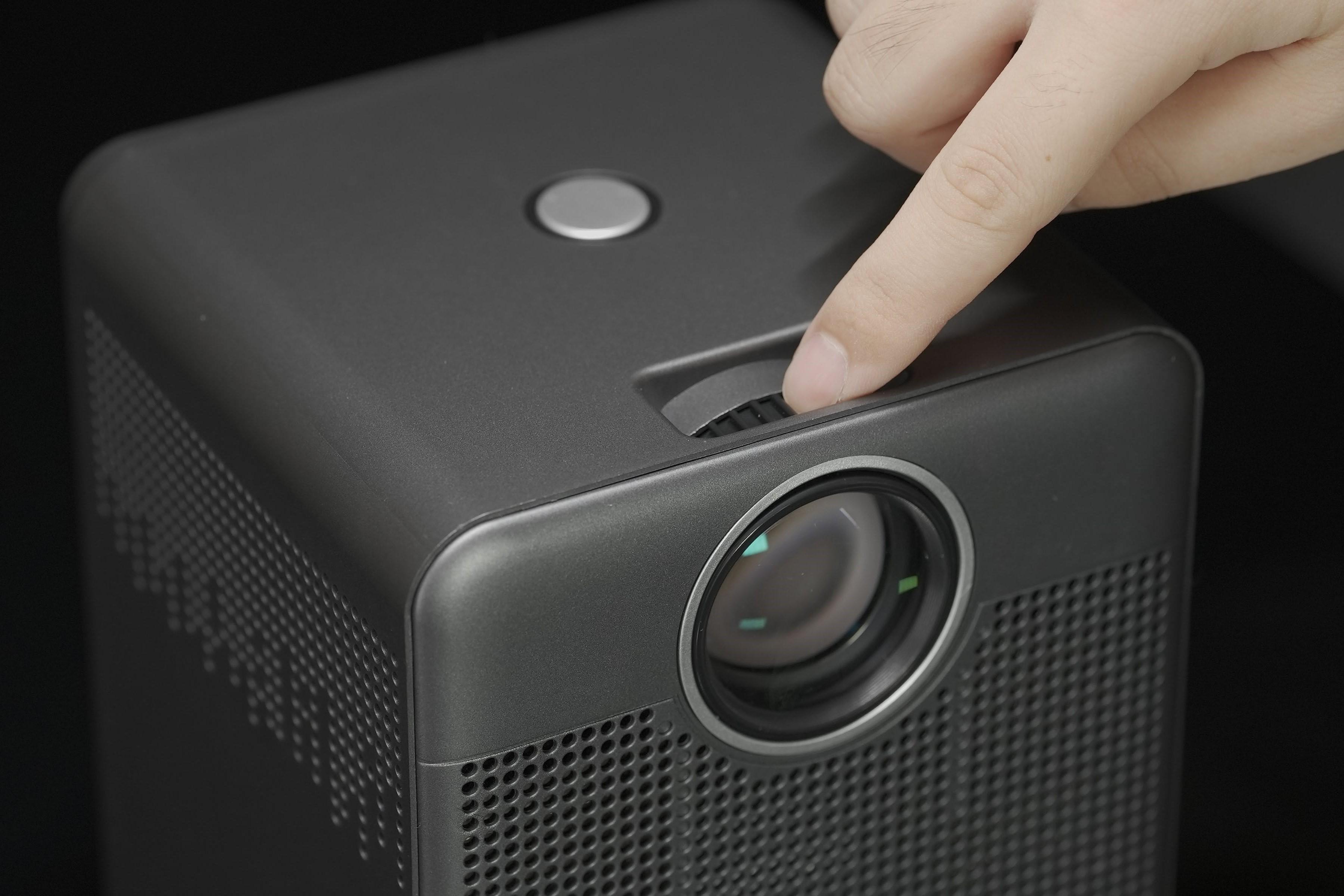 【美品】HOTACK T03 スマートプロジェクター 【おまけ付き】 テレビ不要でYouTubeも見れる！ ポータブルプロジェクター「HOTACK T03