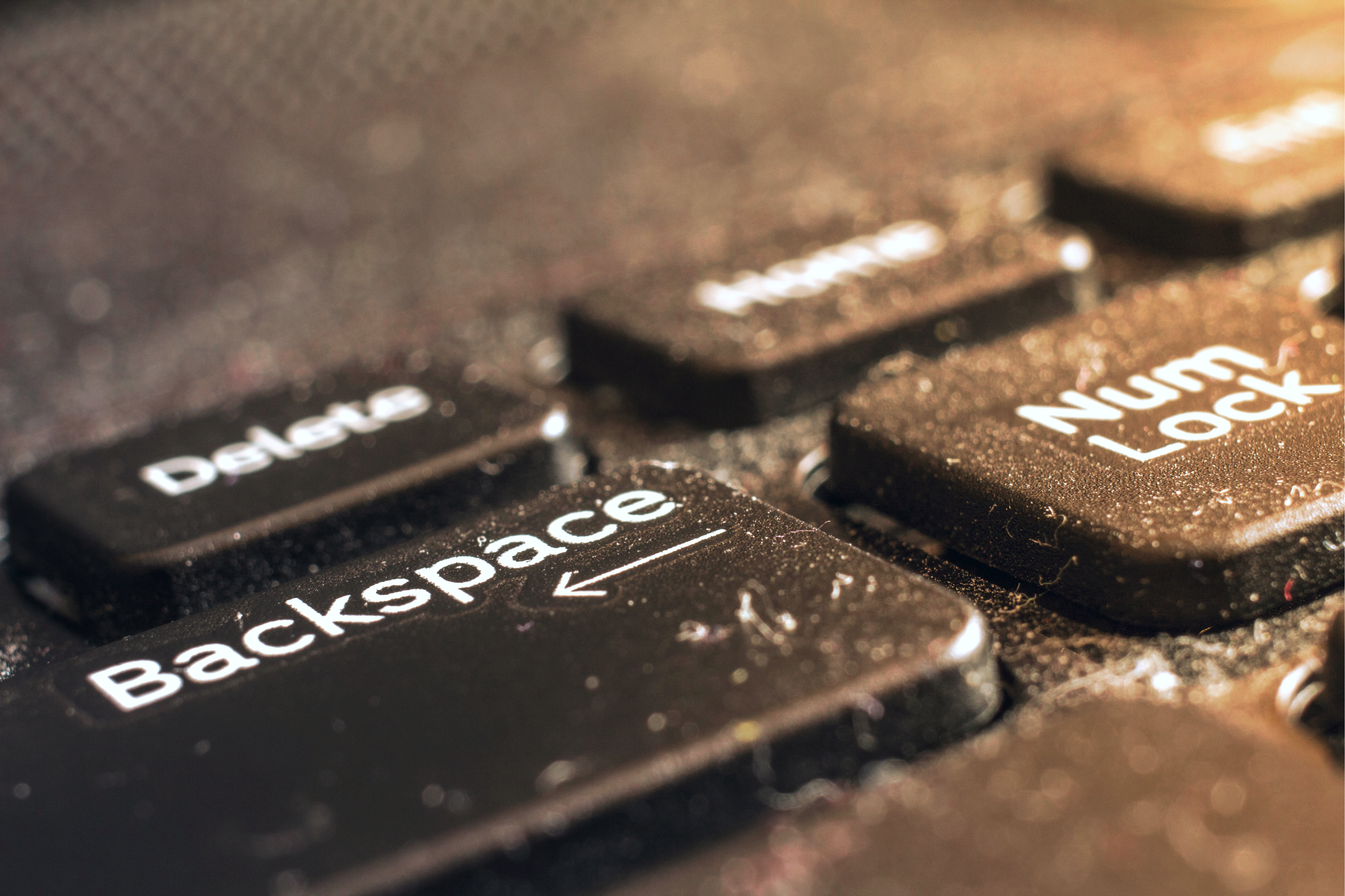いつの間にか汚れているノートPCのキーボード…。家にあるもので掃除