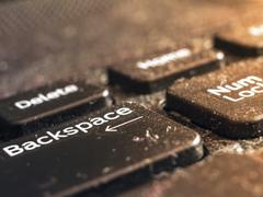 いつの間にか汚れているノートPCのキーボード…。家にあるもので掃除する方法 | ライフハッカー・ジャパン