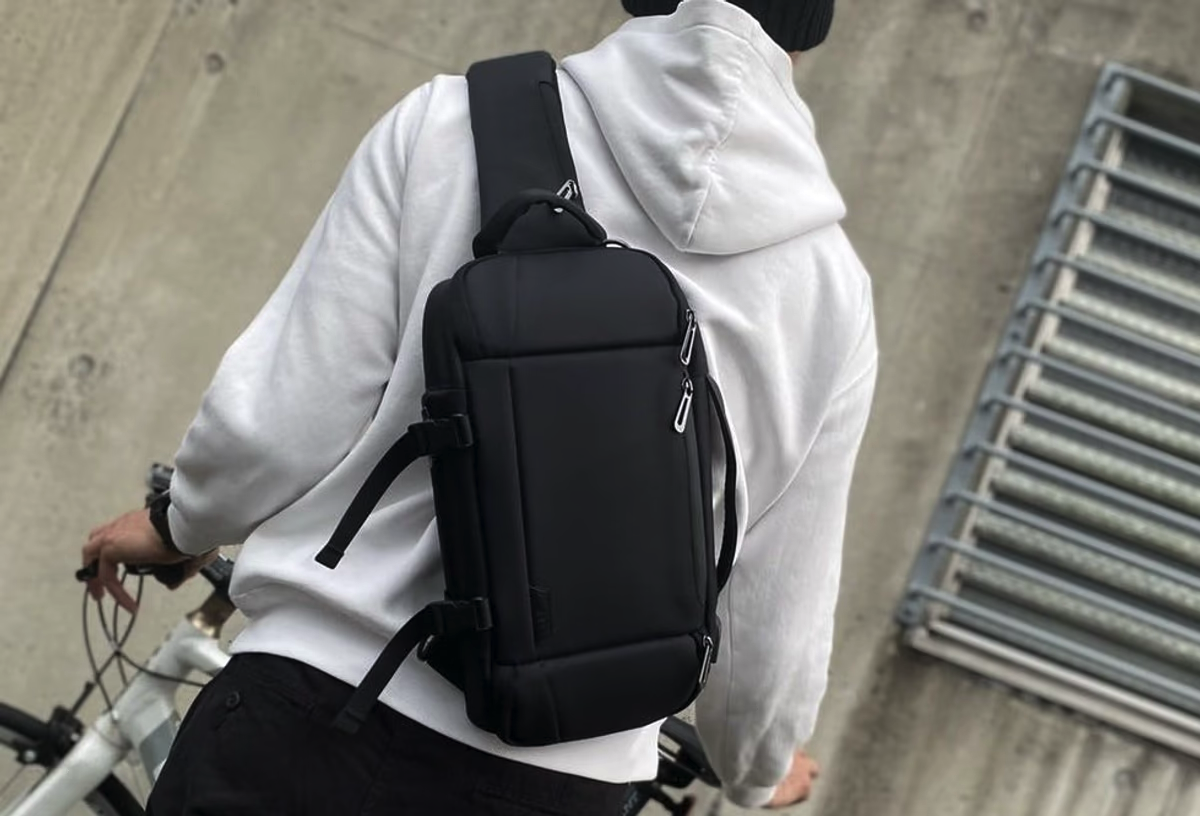 一眼レフと三脚を収納！カメラを秒で取り出せるスリングバッグ「BP-201