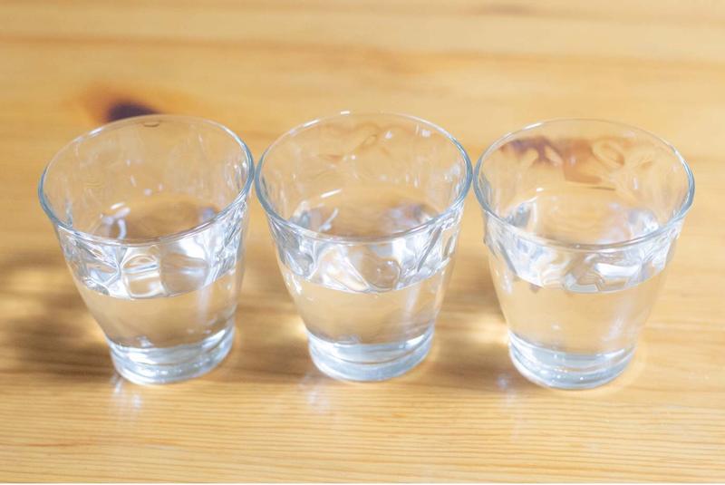水が入った3つのグラス