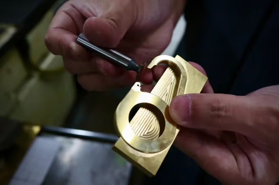クラフトマンシップが光る！ AirTagをカラビナ化する金属製