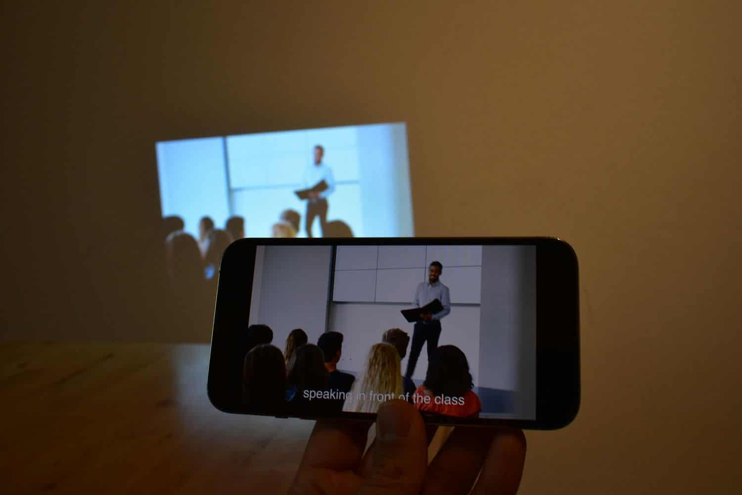 自宅を映画館化。コスパ良しのミニプロジェクターを体験してみた