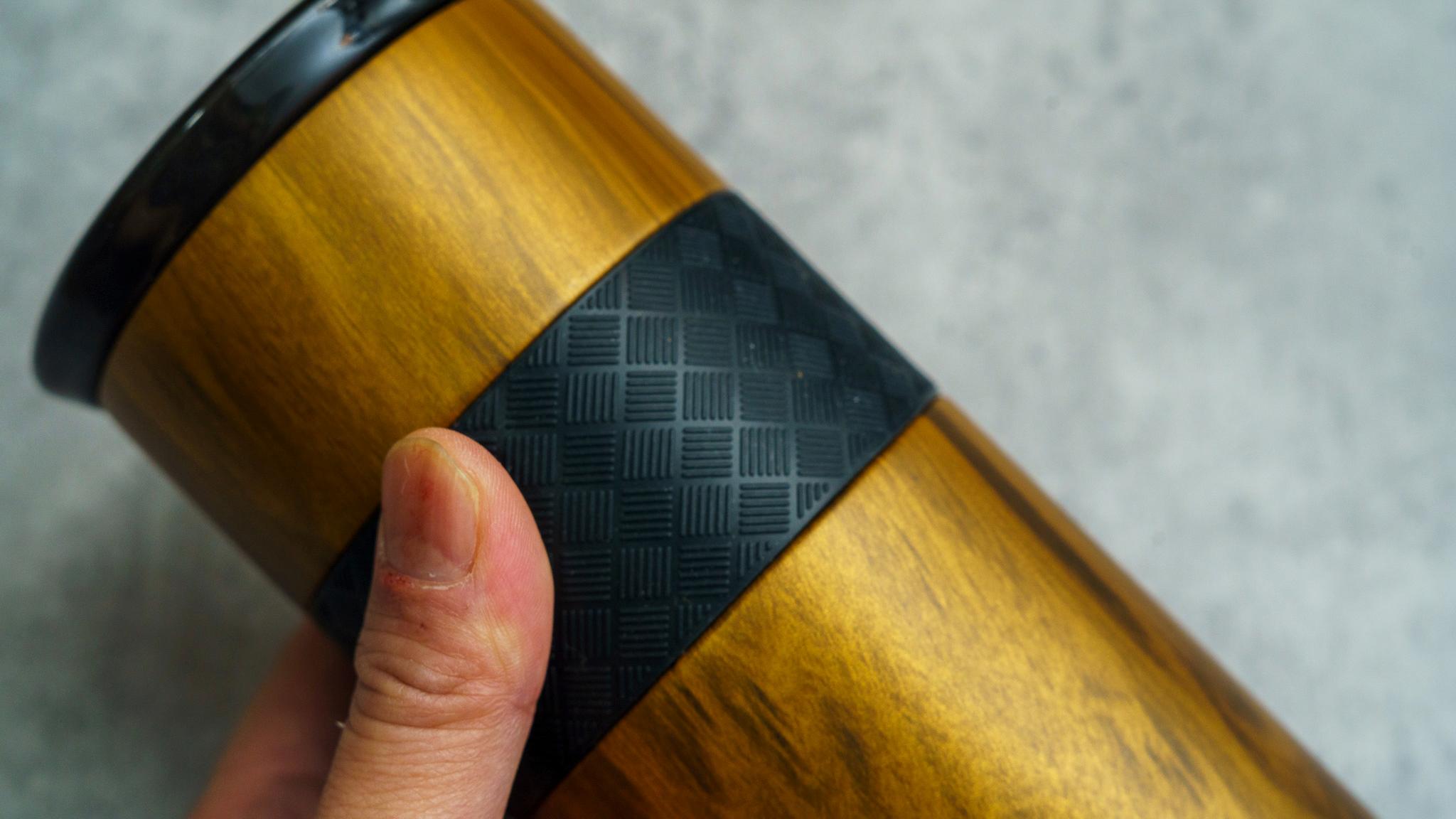 マグカップ感覚の口当たりが新しい。“ステンレス×陶器”のマグ