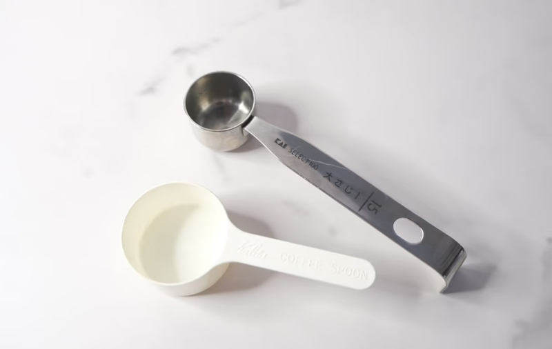 手前の白いスプーンが、コーヒー粉用のメジャースプーンです。改めて計ってみたら、大さじ2杯分の粉が入ります。