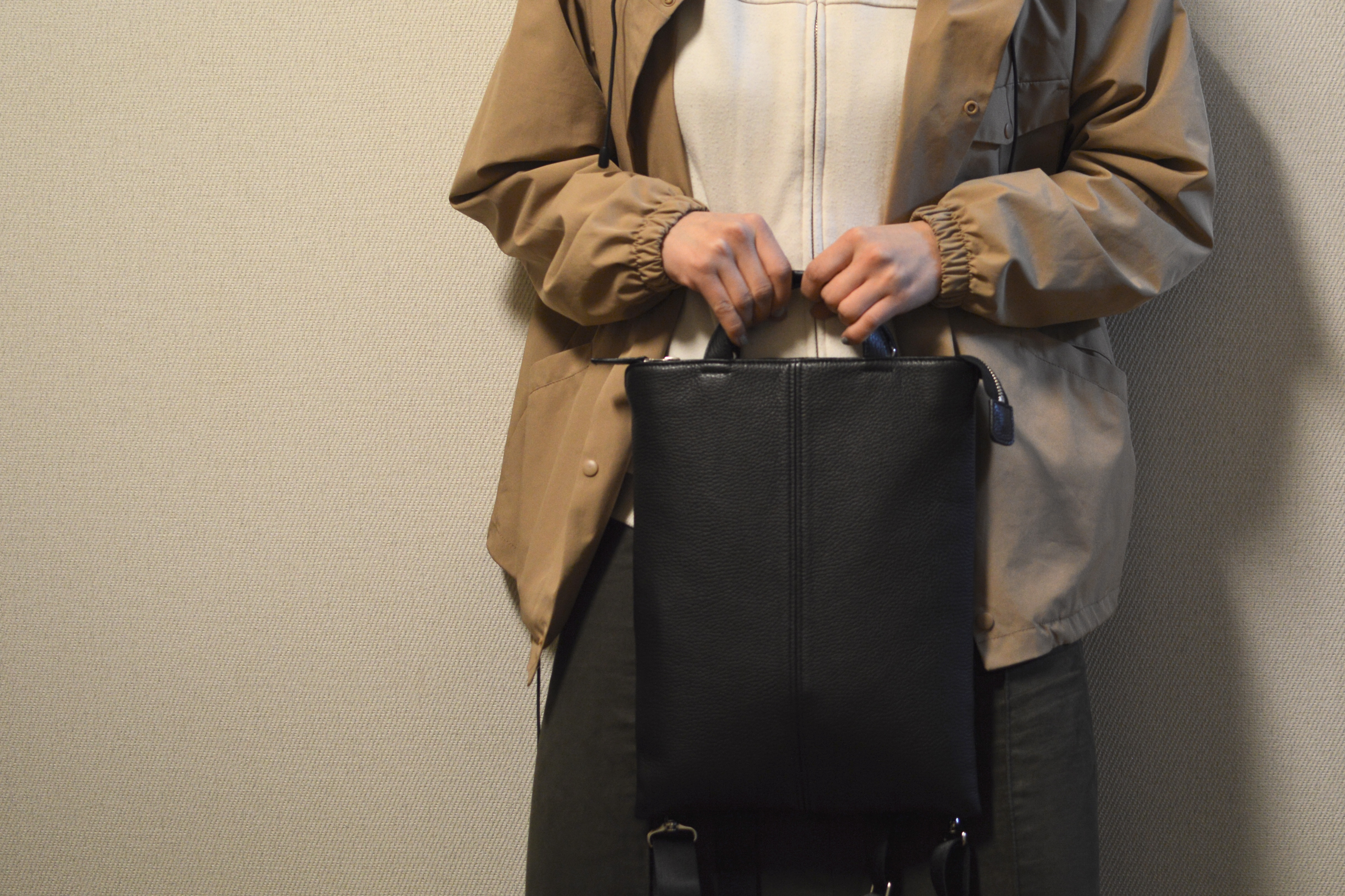 【レザーバッグ】エトゥープ調　4Way 薄くて軽い。無駄を省いた本革4WAYバッグが通勤にぴったりだった