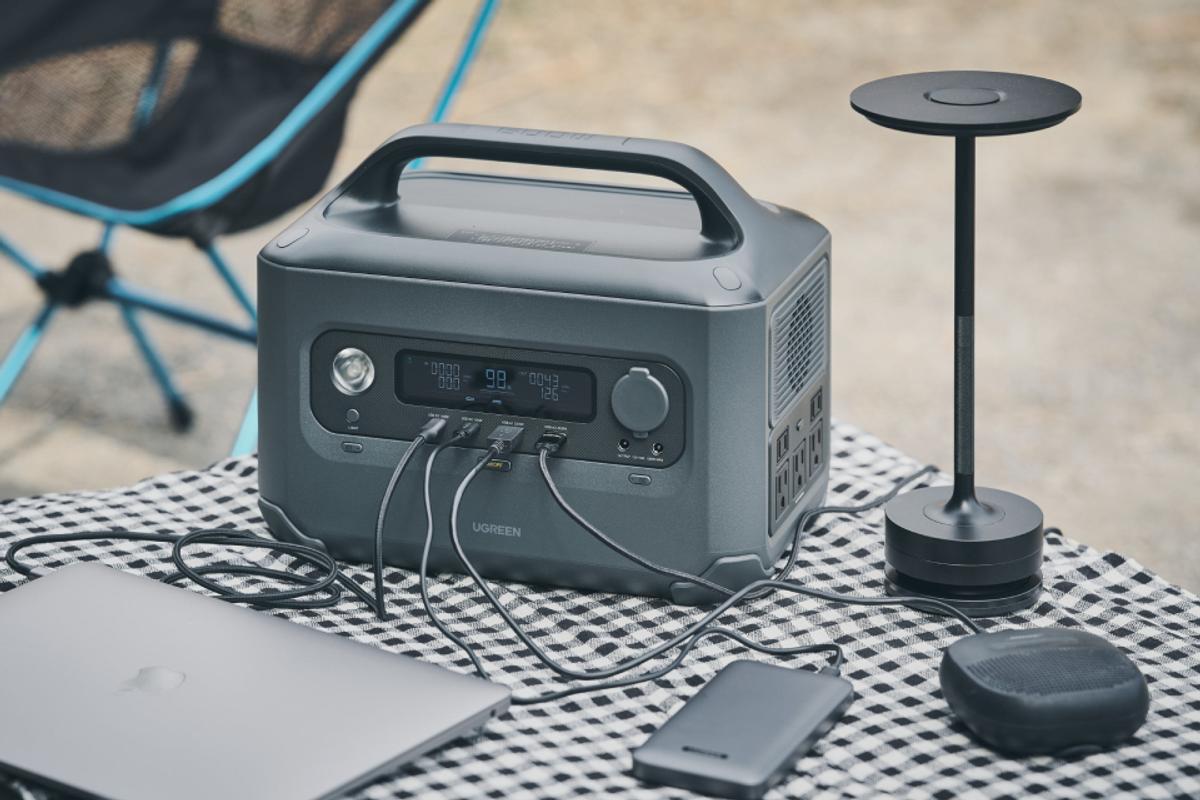 キャンプ初心者マストバイ！ 1時間半でフル充電できて家電も複数使える 