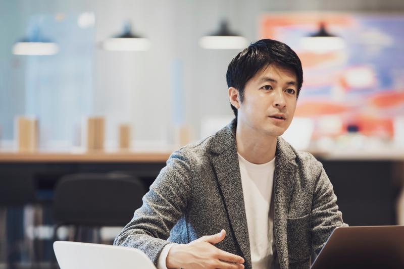 鳥潟 幸志(とりがた・こうじ)<br>グロービス・デジタル・プラットフォーム マネジング・ディレクター。埼玉大学教育学部卒業。グロービス経営大学院 経営研究科 経営専攻修了(MBA)。サイバーエージェントを経て、ビルコム株式会社の創業に参画。グロービスに参画後は「グロービス・オンライン研修プログラム」「GLOBIS 学び放題」の立ち上げに携わり、現在は同事業の事業リーダー及びデジタル・プラットフォーム部門のマネジング・ディレクターを務める。