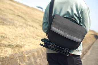 カメラや自転車にも相性良し！ ノートPCもOKなスリングバッグ「Click Sling X」を使ってみた
